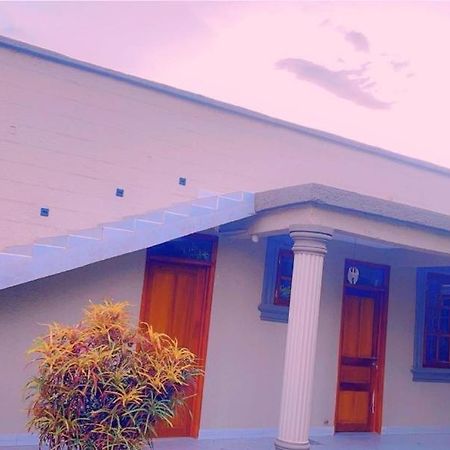 Evelina House Hostel Boma la Ngombe Exterior photo
